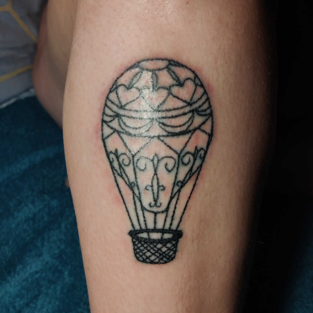 Luftballon Handpoke Tattoo