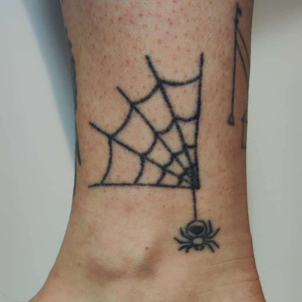 Spinnenwebe Handpoke Tattoo